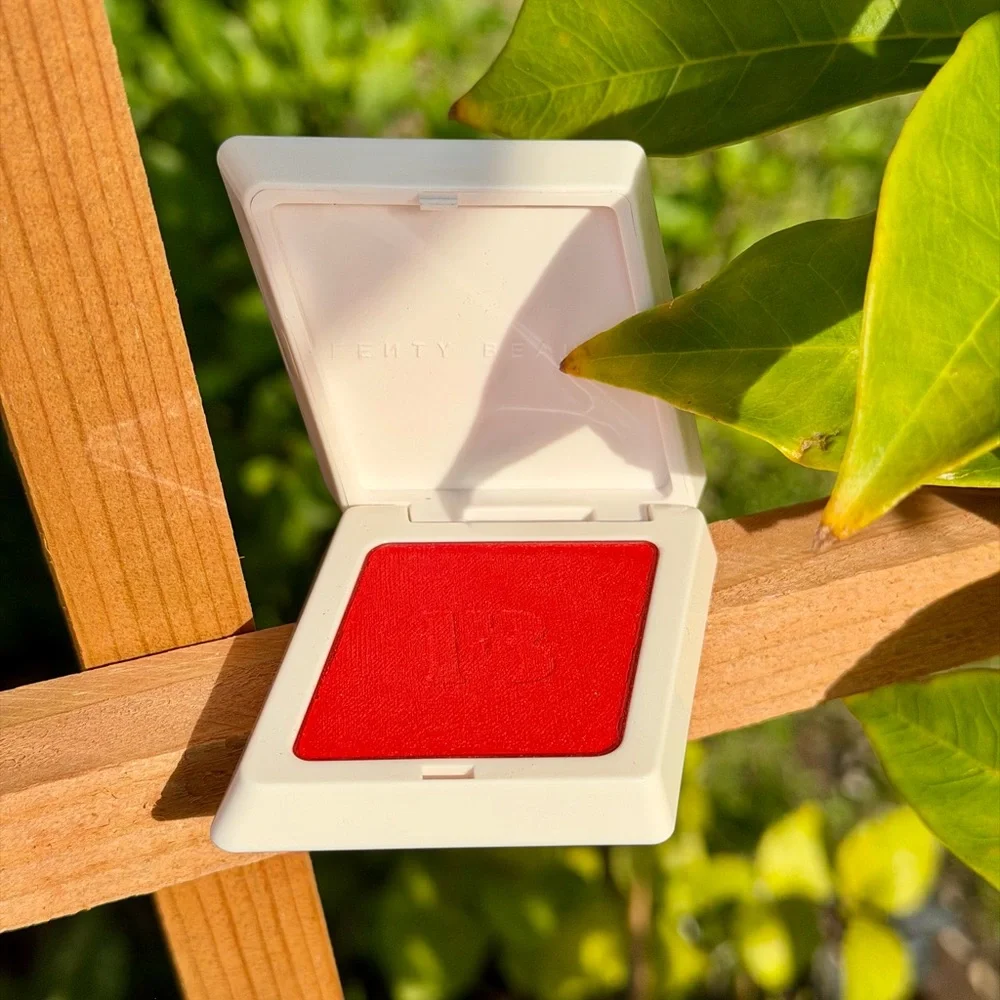 FENTY BEAUTY Fenty Cheeks Suede Powder Blush in Daiquiri Dip (Coral Red)